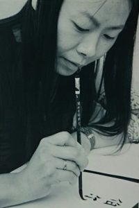 cara-yuan-aan-het-kalligraferen-foto-clemens-driessen